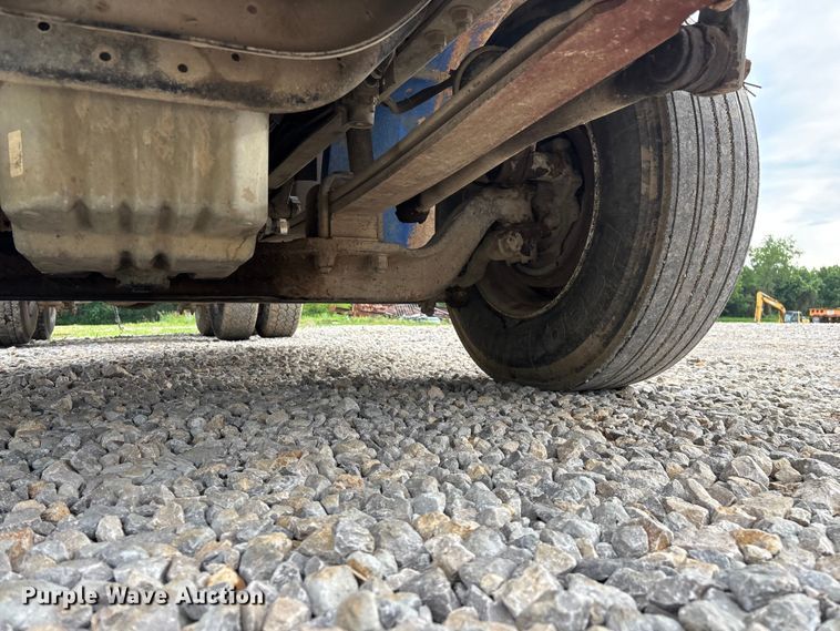 image for item EO4318 2000 Freightliner FLC truck cab and chassis