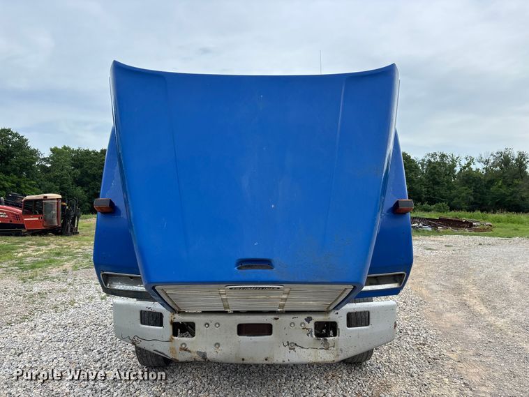 image for item EO4318 2000 Freightliner FLC truck cab and chassis