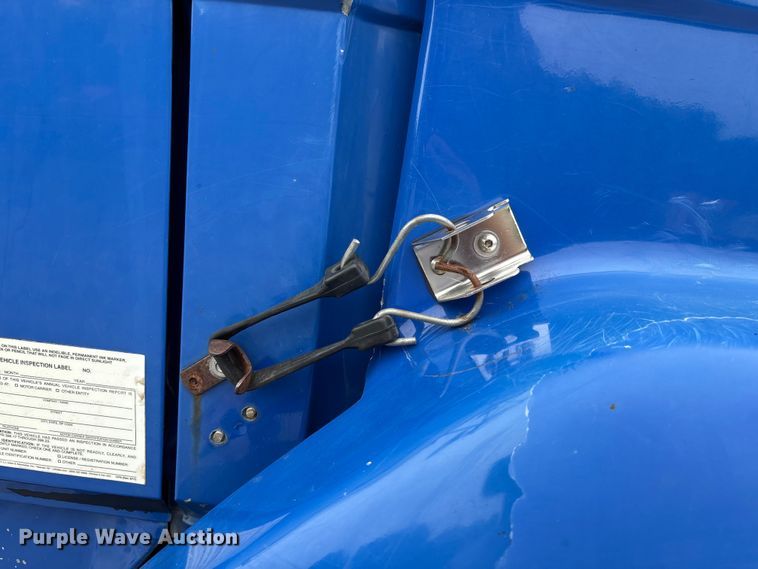 image for item EO4318 2000 Freightliner FLC truck cab and chassis