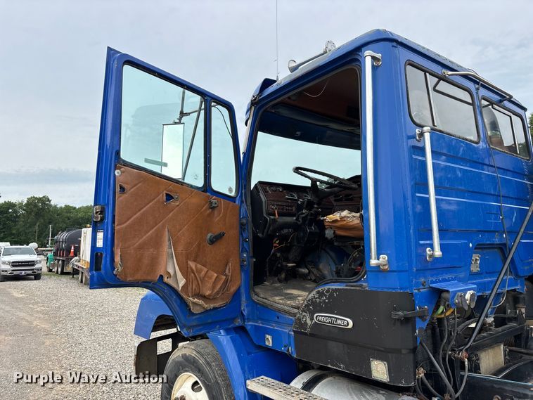 image for item EO4318 2000 Freightliner FLC truck cab and chassis