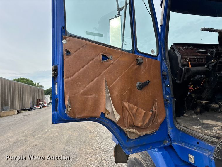 image for item EO4318 2000 Freightliner FLC truck cab and chassis