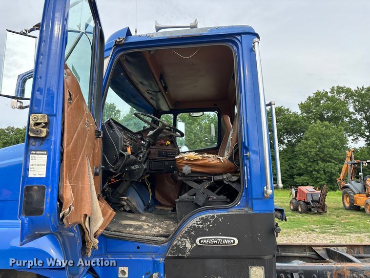 image for item EO4318 2000 Freightliner FLC truck cab and chassis