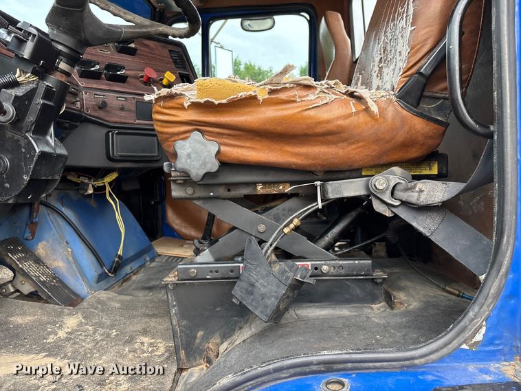 image for item EO4318 2000 Freightliner FLC truck cab and chassis