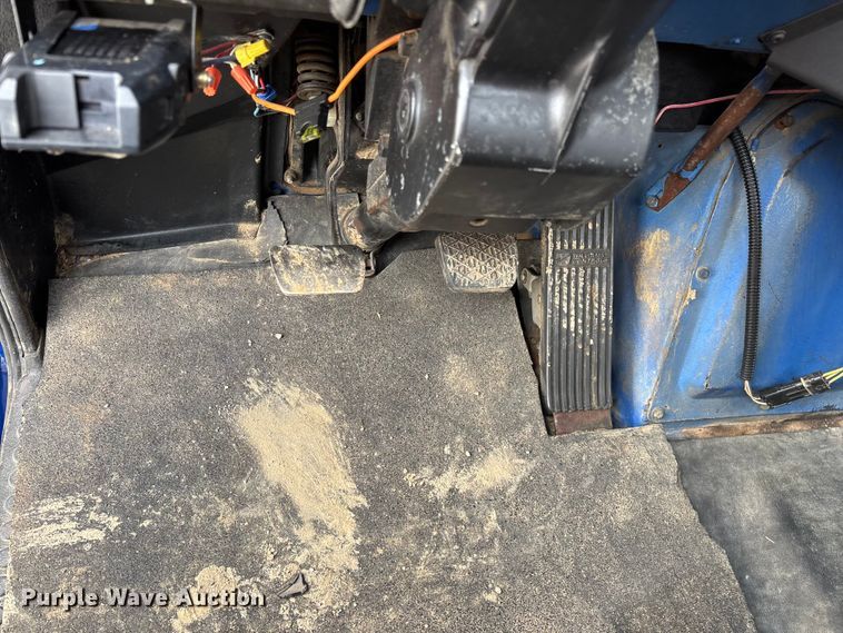 image for item EO4318 2000 Freightliner FLC truck cab and chassis