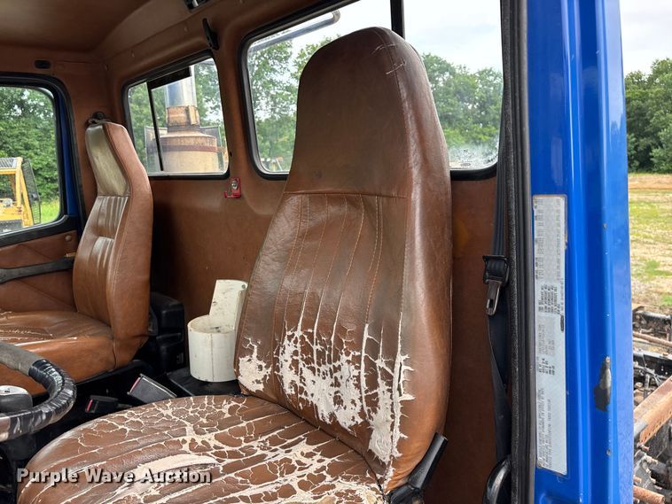 image for item EO4318 2000 Freightliner FLC truck cab and chassis