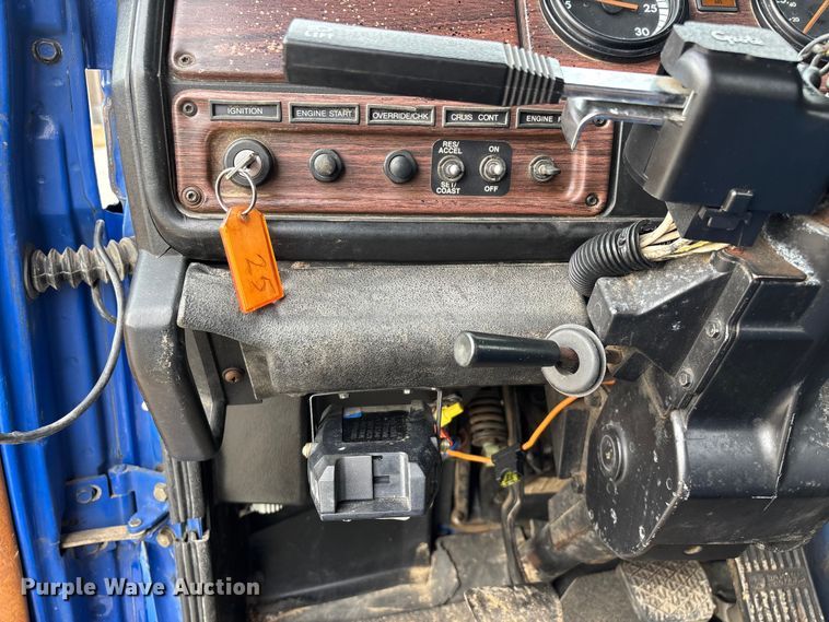 image for item EO4318 2000 Freightliner FLC truck cab and chassis