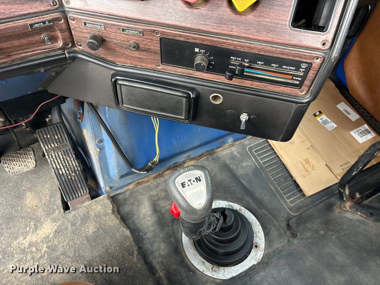 image for item EO4318 2000 Freightliner FLC truck cab and chassis