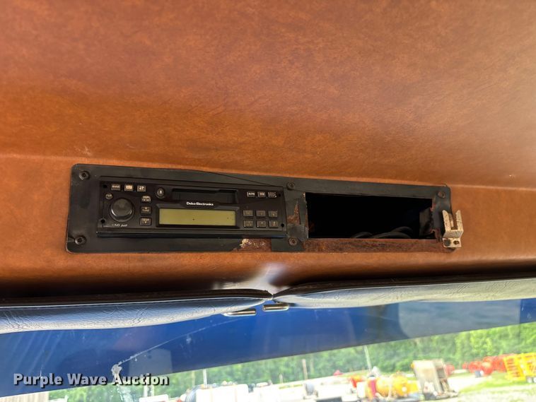 image for item EO4318 2000 Freightliner FLC truck cab and chassis