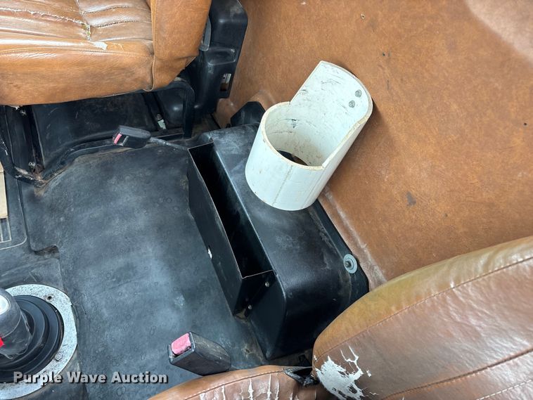 image for item EO4318 2000 Freightliner FLC truck cab and chassis