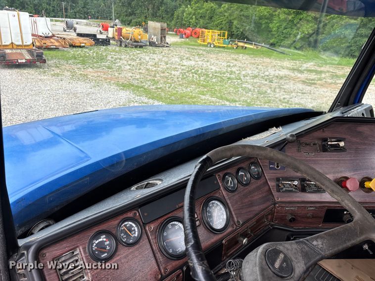 image for item EO4318 2000 Freightliner FLC truck cab and chassis
