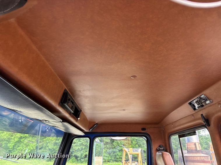 image for item EO4318 2000 Freightliner FLC truck cab and chassis