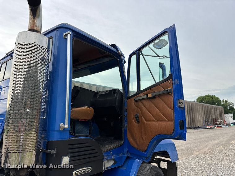 image for item EO4318 2000 Freightliner FLC truck cab and chassis