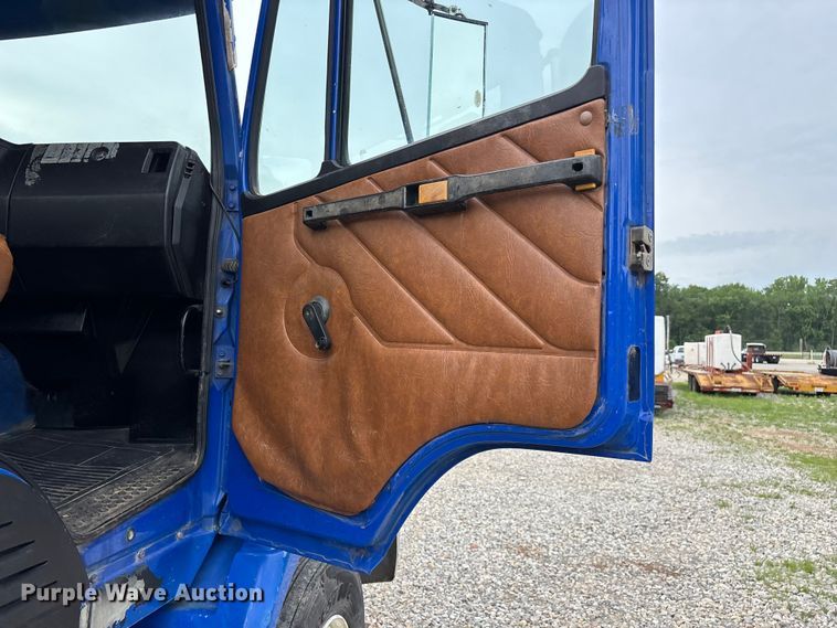 image for item EO4318 2000 Freightliner FLC truck cab and chassis