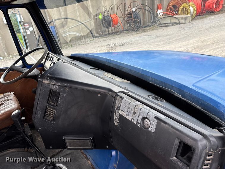 image for item EO4318 2000 Freightliner FLC truck cab and chassis