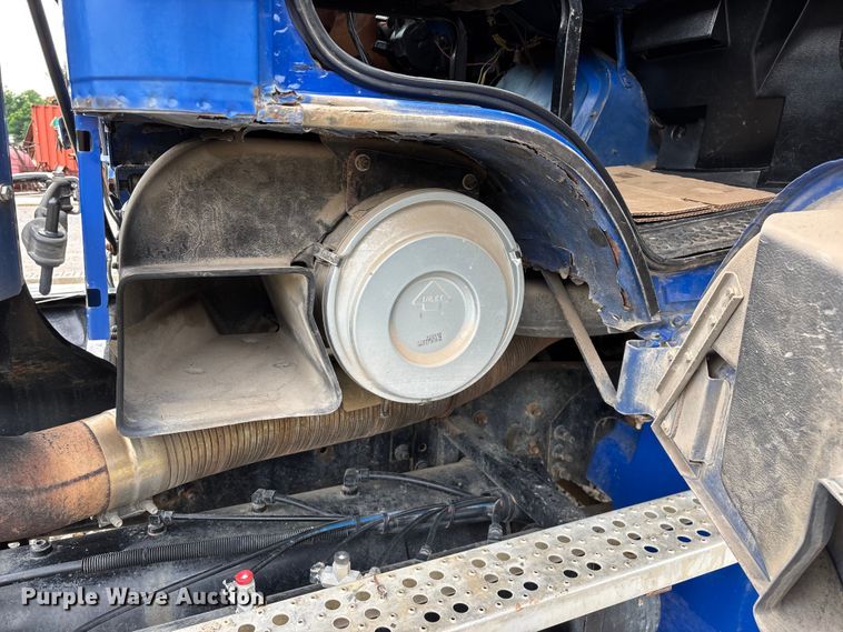 image for item EO4318 2000 Freightliner FLC truck cab and chassis