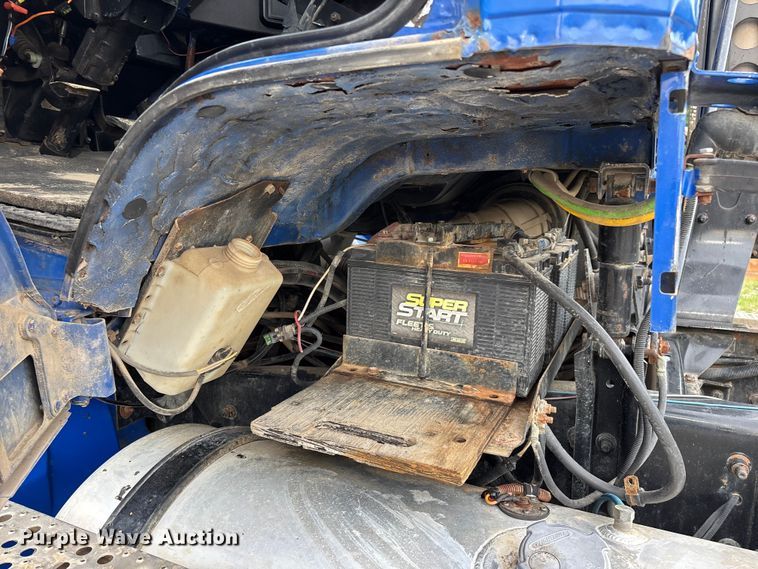 image for item EO4318 2000 Freightliner FLC truck cab and chassis