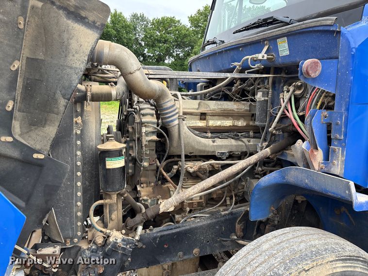 image for item EO4318 2000 Freightliner FLC truck cab and chassis