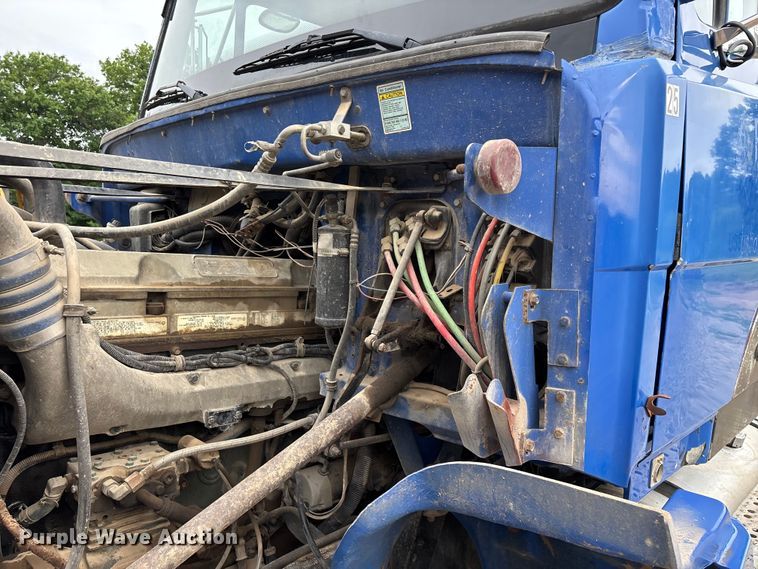image for item EO4318 2000 Freightliner FLC truck cab and chassis