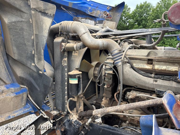 image for item EO4318 2000 Freightliner FLC truck cab and chassis