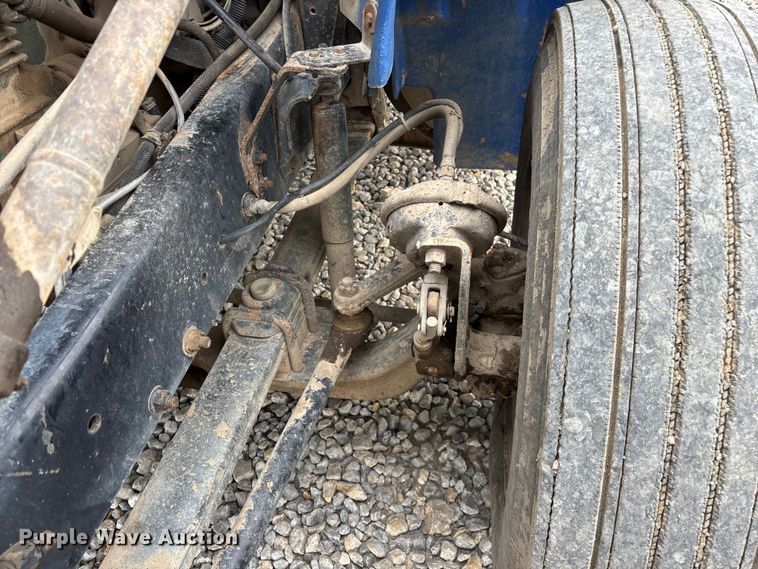 image for item EO4318 2000 Freightliner FLC truck cab and chassis