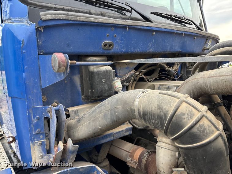 image for item EO4318 2000 Freightliner FLC truck cab and chassis