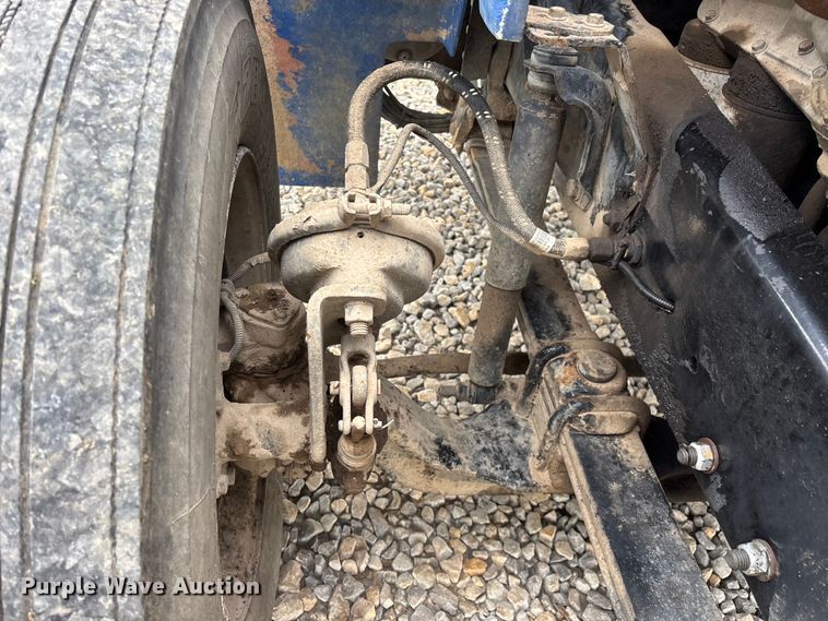 image for item EO4318 2000 Freightliner FLC truck cab and chassis