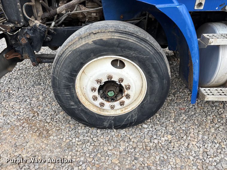 image for item EO4318 2000 Freightliner FLC truck cab and chassis