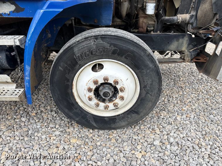 image for item EO4318 2000 Freightliner FLC truck cab and chassis