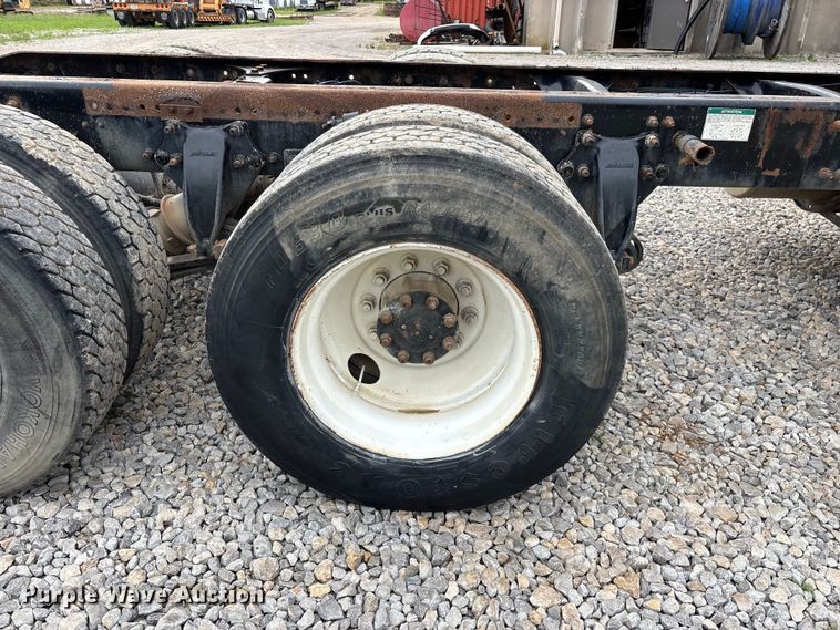 image for item EO4318 2000 Freightliner FLC truck cab and chassis