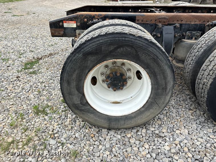 image for item EO4318 2000 Freightliner FLC truck cab and chassis