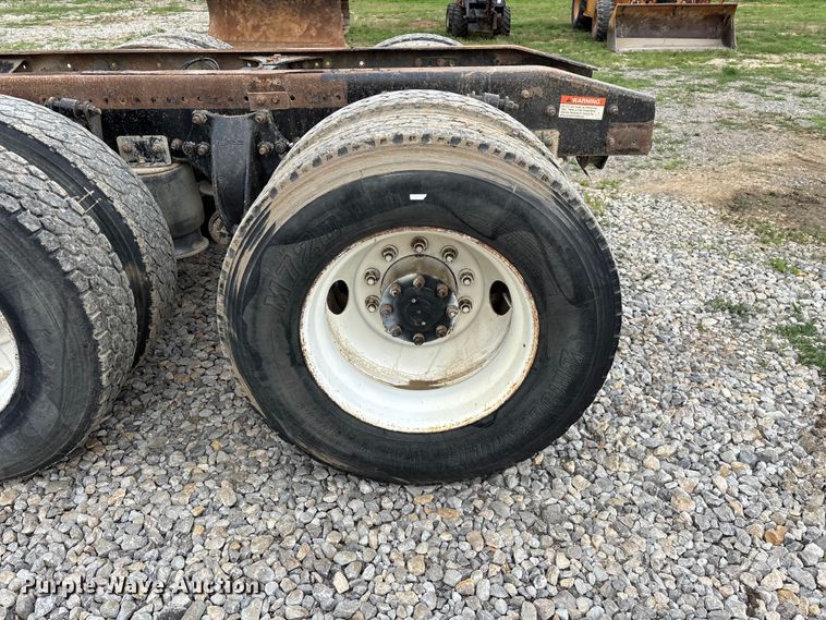 image for item EO4318 2000 Freightliner FLC truck cab and chassis