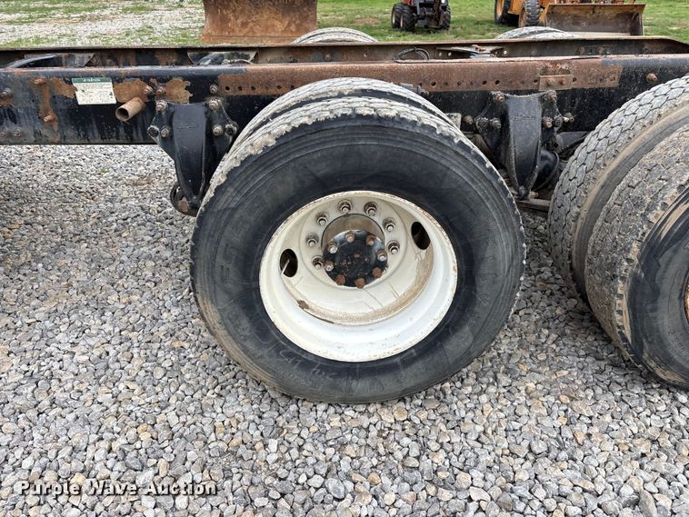 image for item EO4318 2000 Freightliner FLC truck cab and chassis
