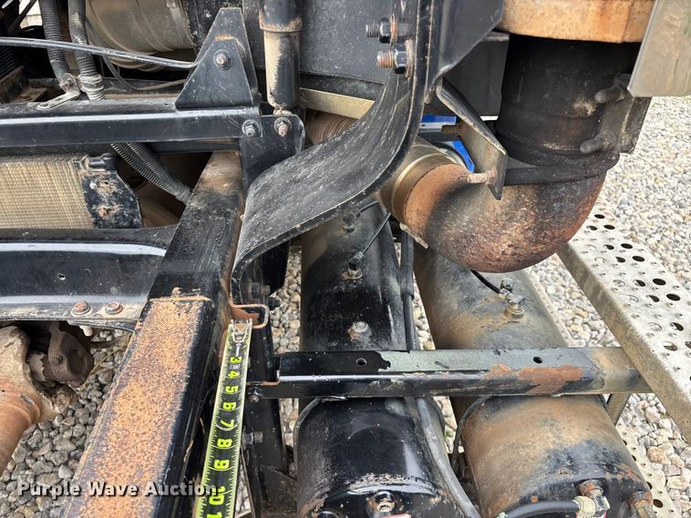 image for item EO4318 2000 Freightliner FLC truck cab and chassis
