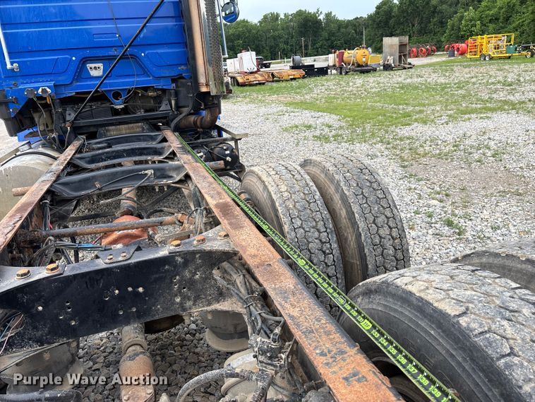 image for item EO4318 2000 Freightliner FLC truck cab and chassis