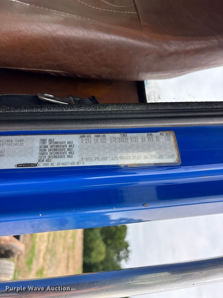 image for item EO4318 2000 Freightliner FLC truck cab and chassis