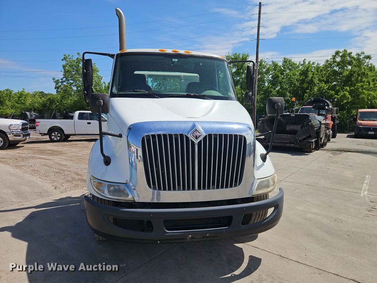 image for item EO7382 2009 International 8600 semi truck
