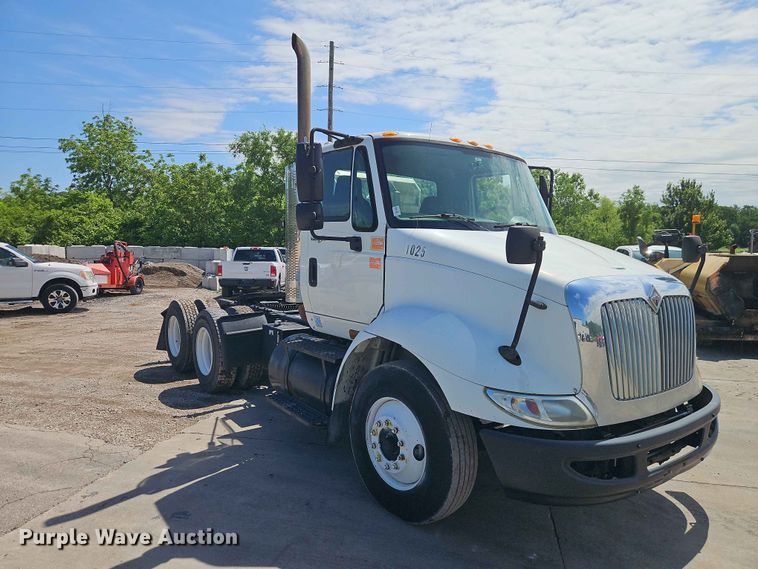 image for item EO7382 2009 International 8600 semi truck