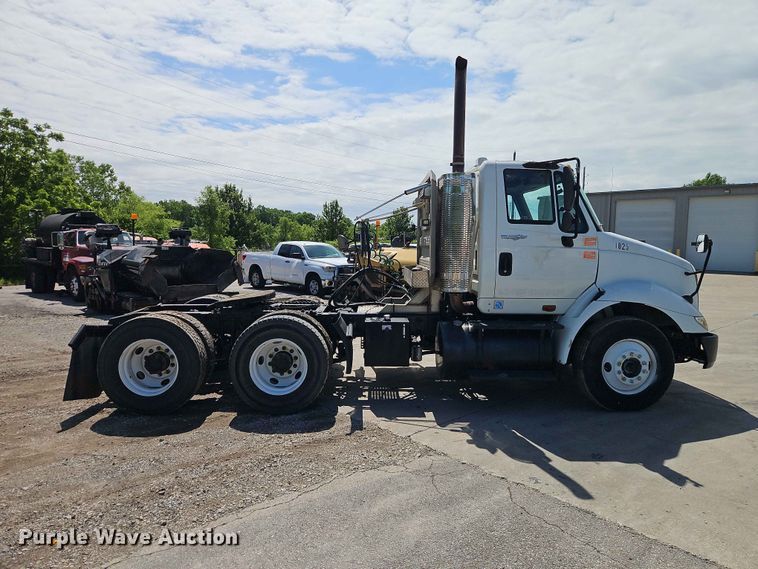image for item EO7382 2009 International 8600 semi truck