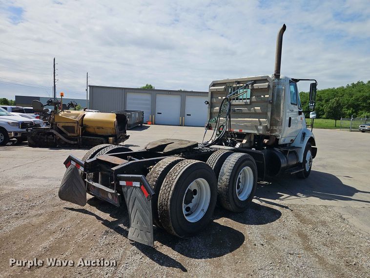 image for item EO7382 2009 International 8600 semi truck