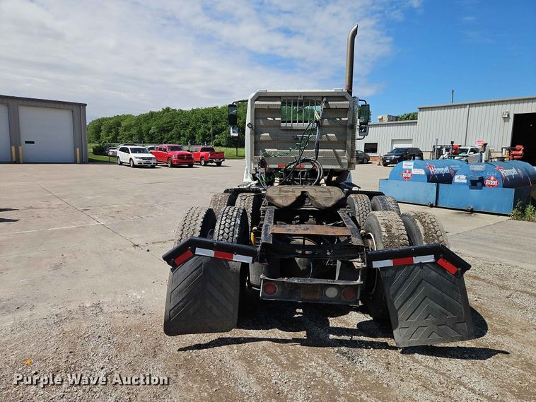 image for item EO7382 2009 International 8600 semi truck