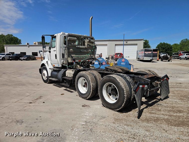 image for item EO7382 2009 International 8600 semi truck