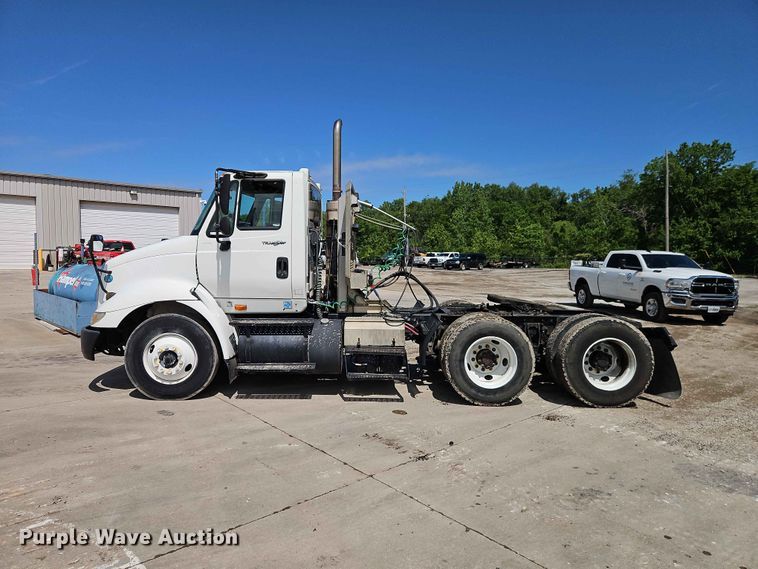 image for item EO7382 2009 International 8600 semi truck
