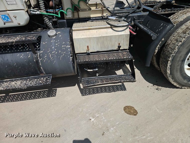 image for item EO7382 2009 International 8600 semi truck