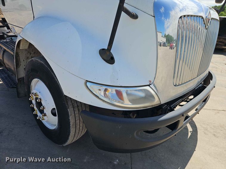 image for item EO7382 2009 International 8600 semi truck