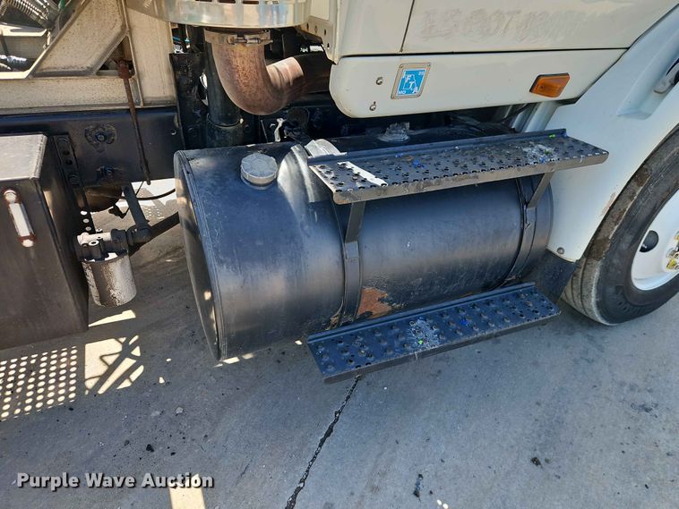 image for item EO7382 2009 International 8600 semi truck