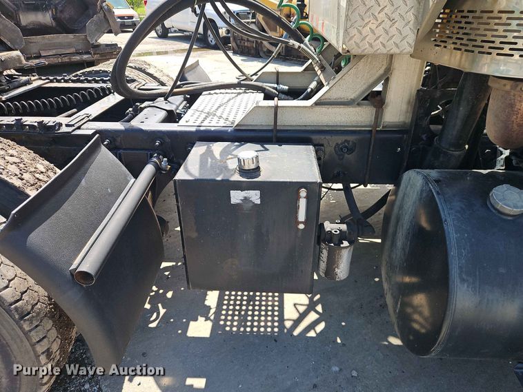 image for item EO7382 2009 International 8600 semi truck