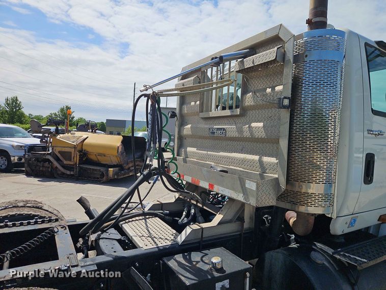image for item EO7382 2009 International 8600 semi truck