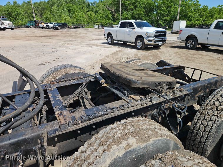 image for item EO7382 2009 International 8600 semi truck