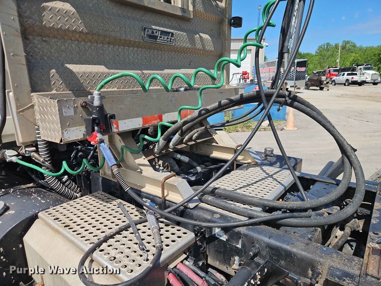 image for item EO7382 2009 International 8600 semi truck