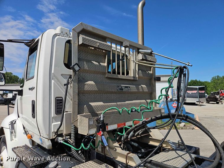 image for item EO7382 2009 International 8600 semi truck